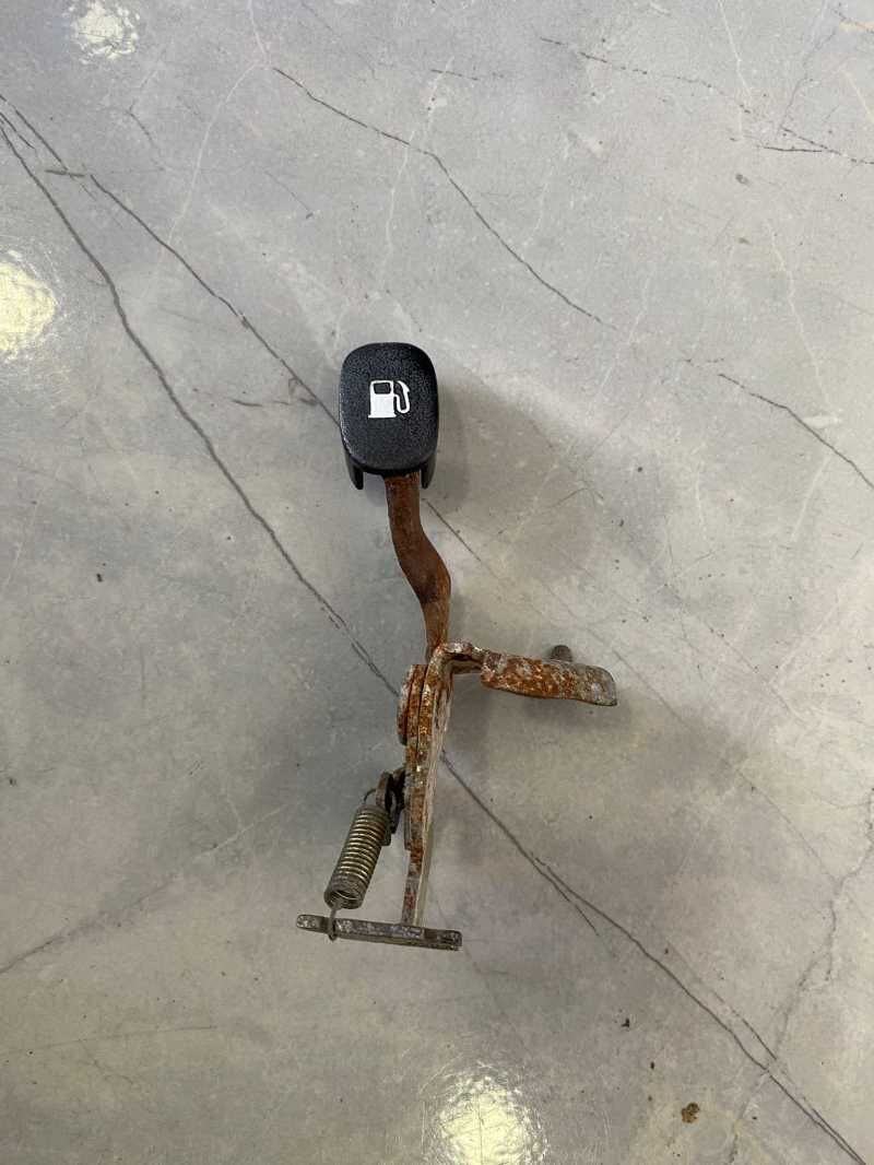 Hyundai̇ Accent Benzi̇n Depo Açma Kolu 1.3 1995-2000